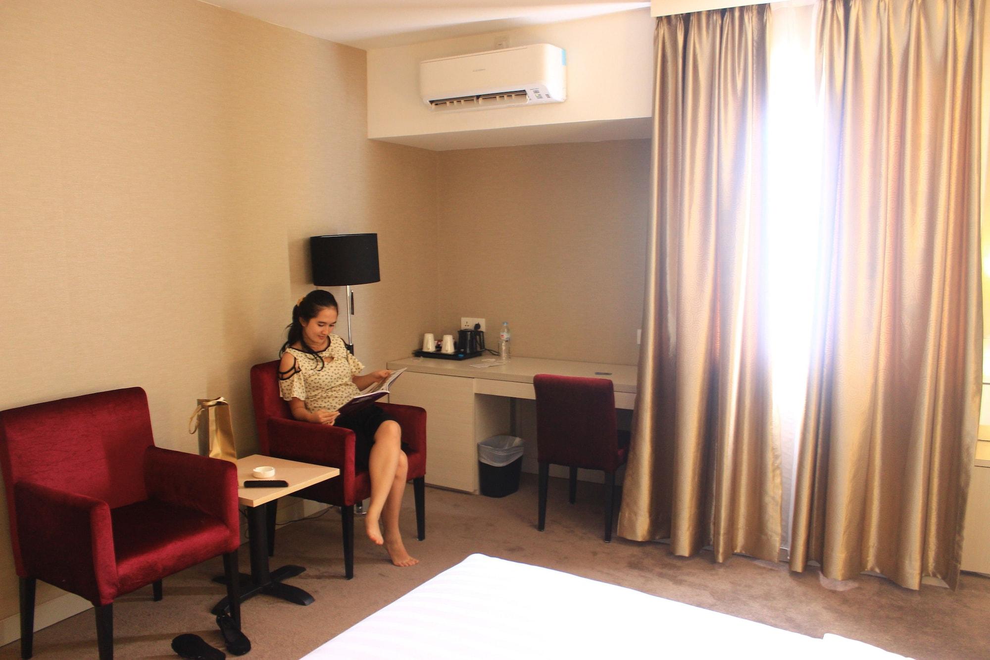 Biz Hotel Batam Нагоя Экстерьер фото