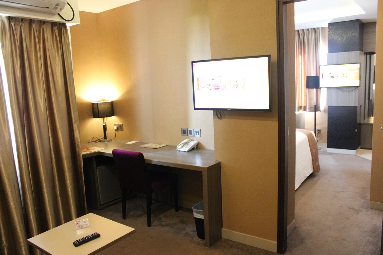 Biz Hotel Batam Нагоя Экстерьер фото