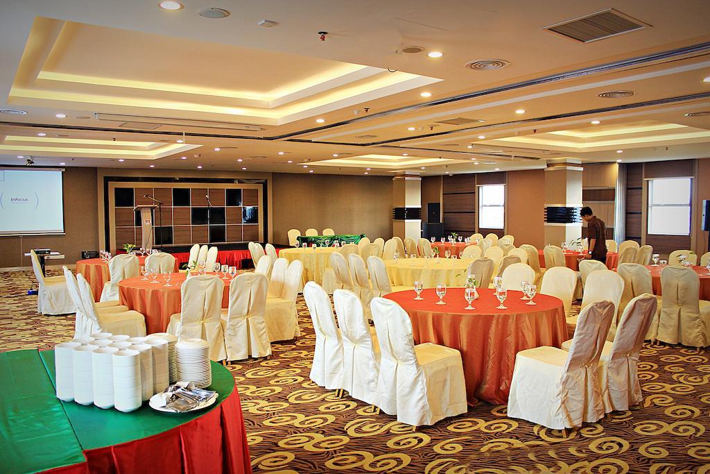 Biz Hotel Batam Нагоя Экстерьер фото